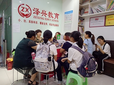 涪陵澤興高品質(zhì)教育機(jī)構(gòu)2019暑期班報(bào)名火爆，教育咨詢需求激增